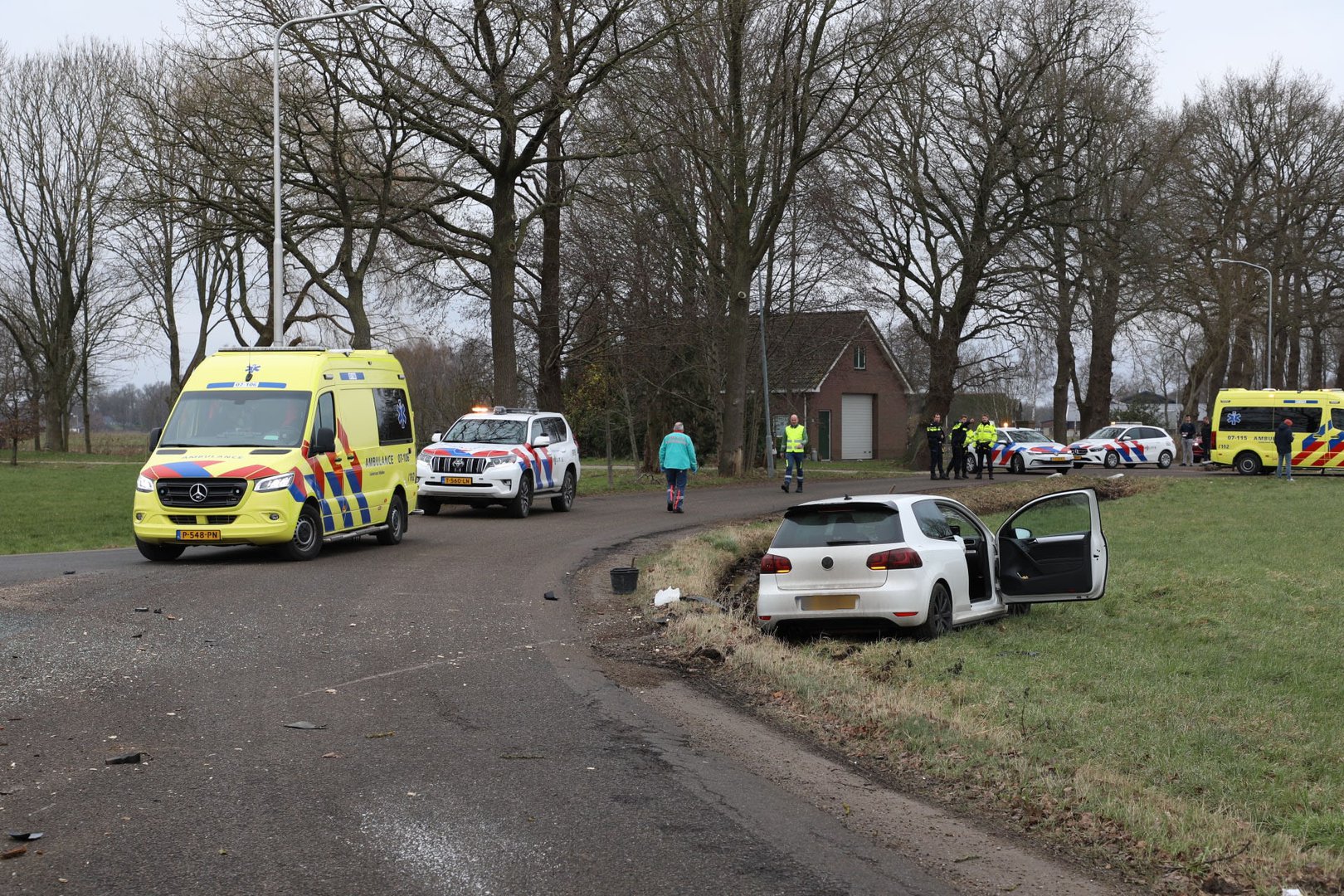 Automobilist knalt tegen boom en belandt in een weiland