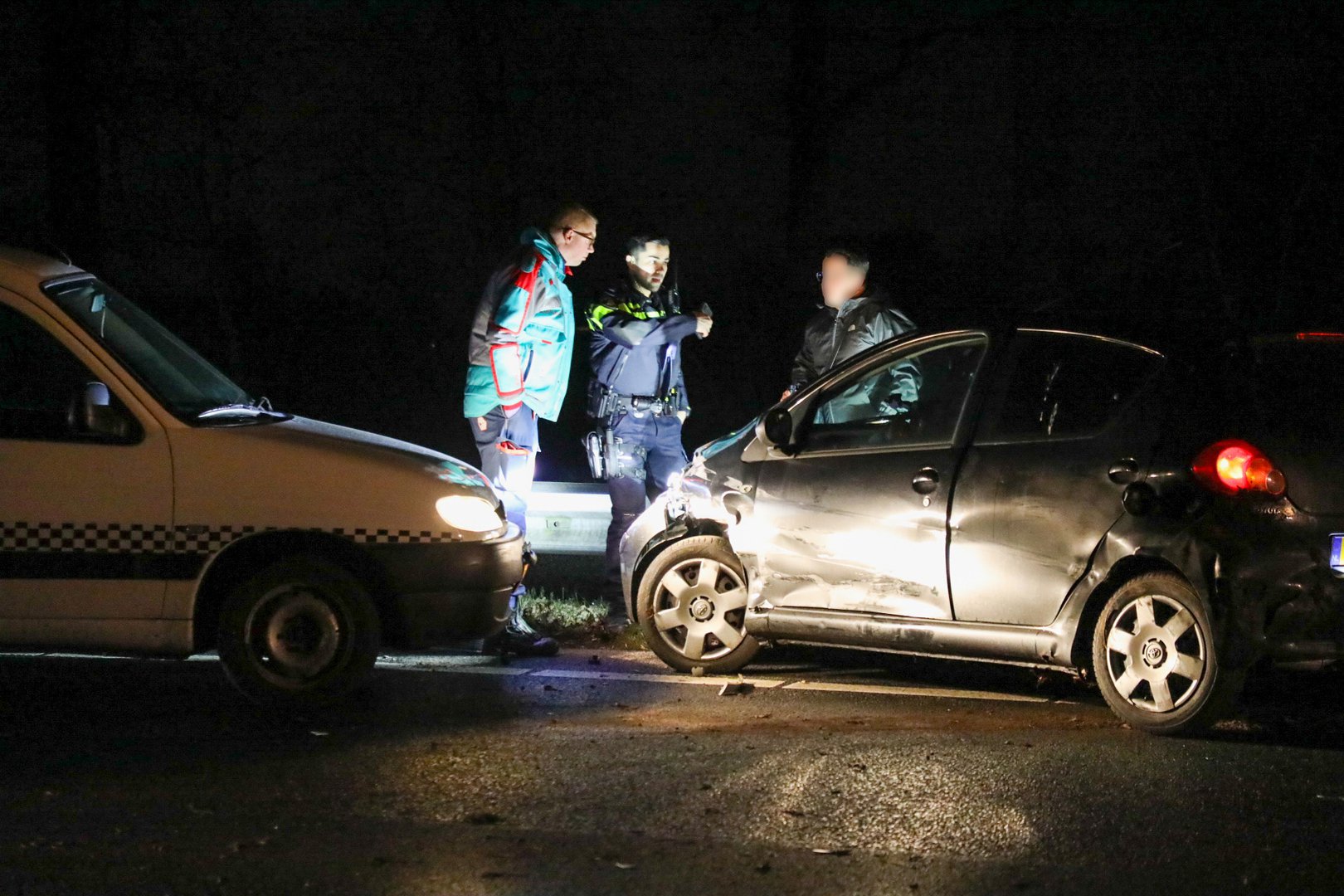 Vrouw naar het ziekenhuis na botsing tussen twee auto’s in Lunteren