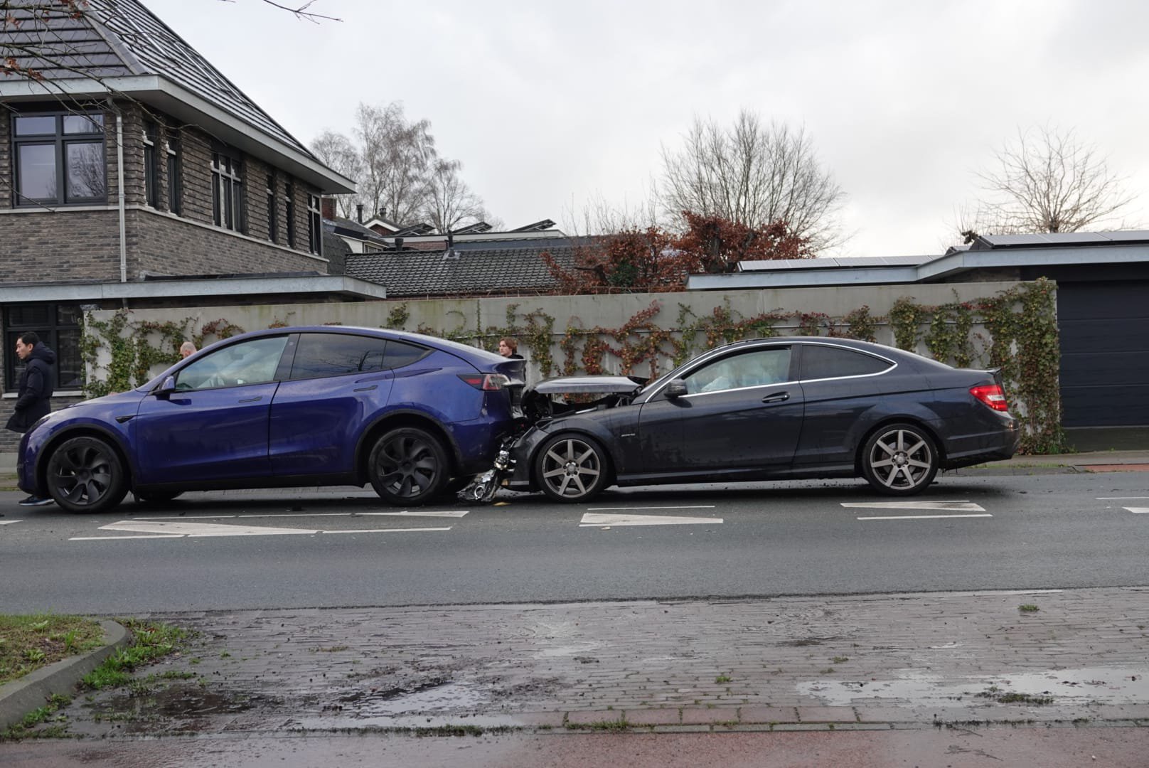 Kop-staart botsing tijdens proefrit in Tesla