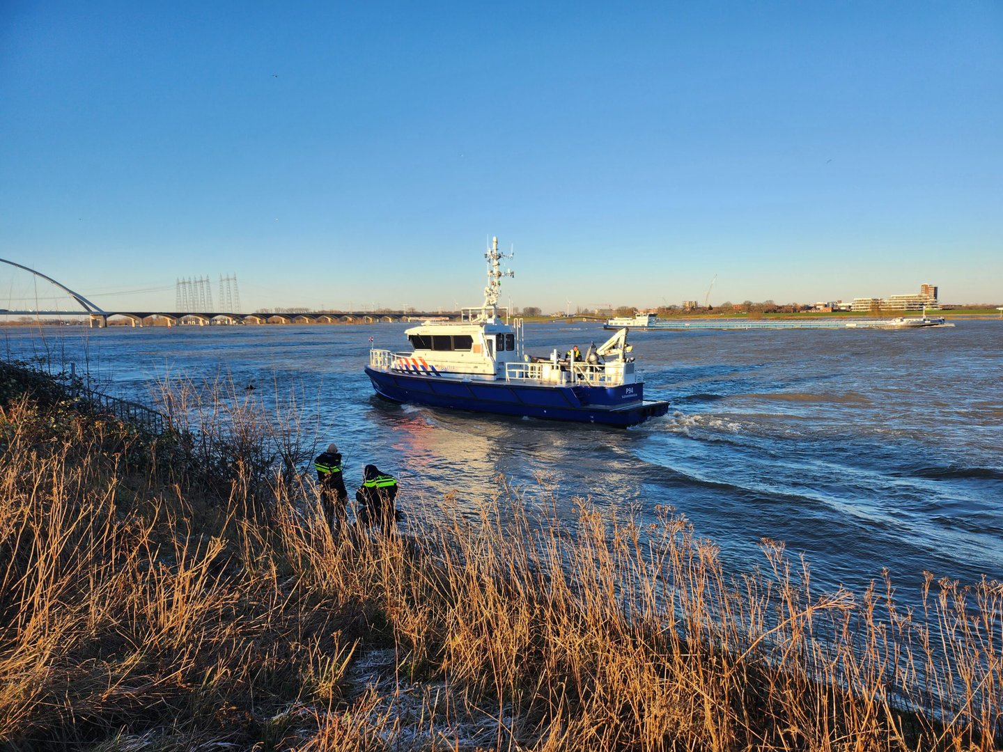 Man na half uur uit de Waal gered