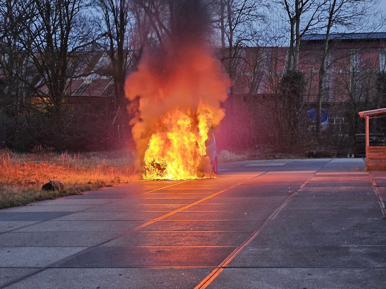 Bestelwagen uitgebrand op industrieterrein