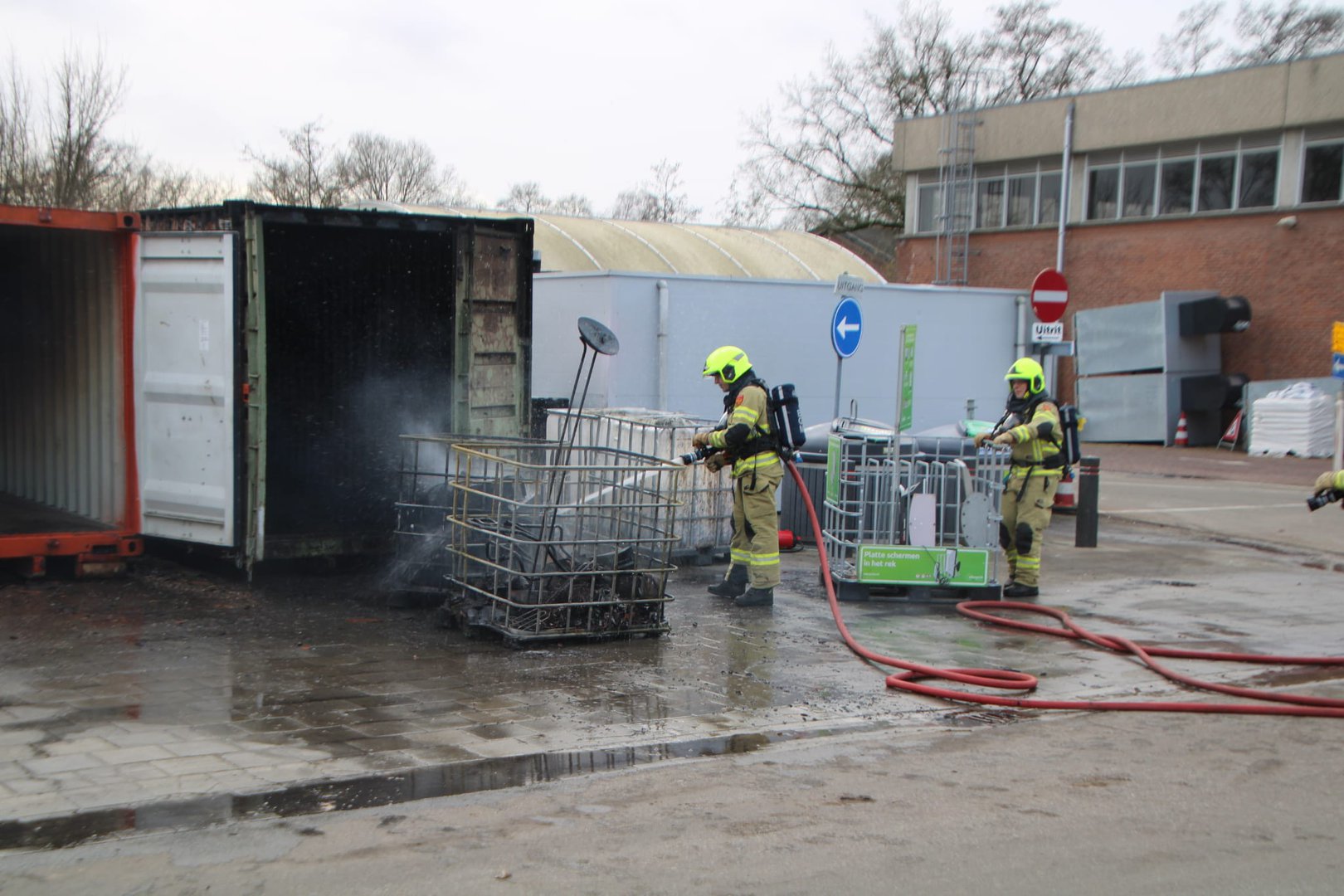 Oude apparaten vliegen in brand bij milieustraat