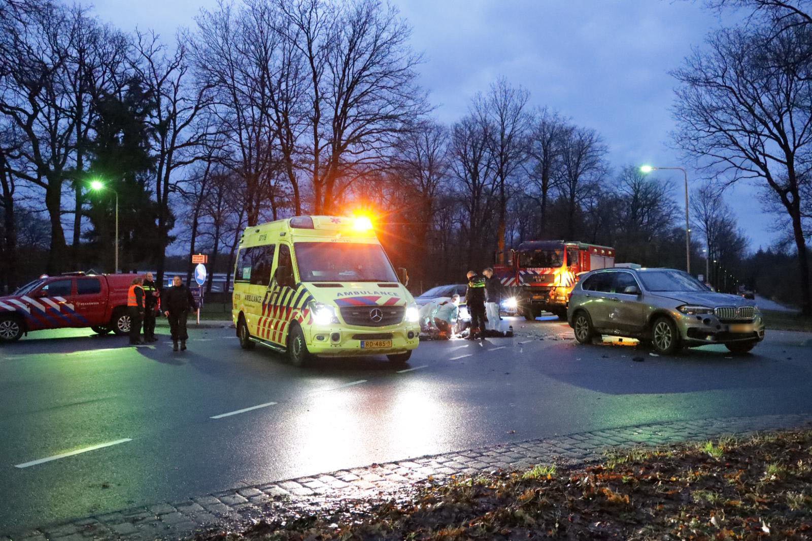 Dode bij aanrijding tussen motorrijder en politiewagen