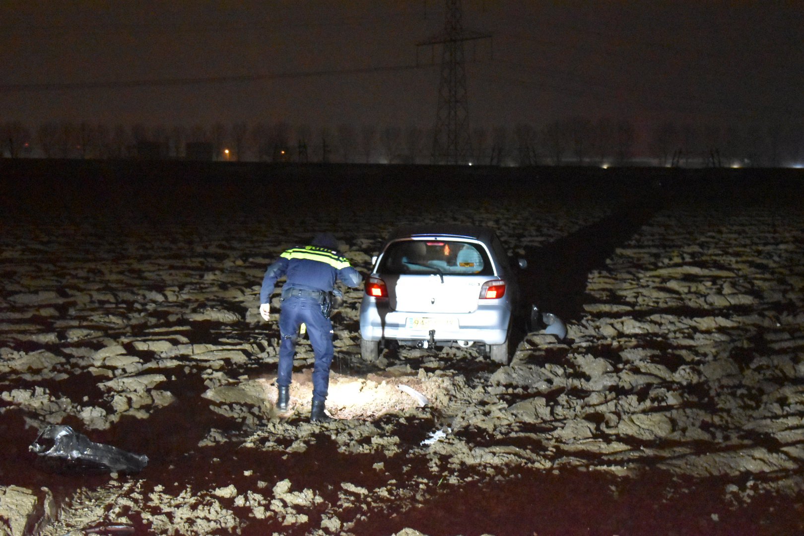 Auto aangetroffen in weiland, bestuurder spoorloos