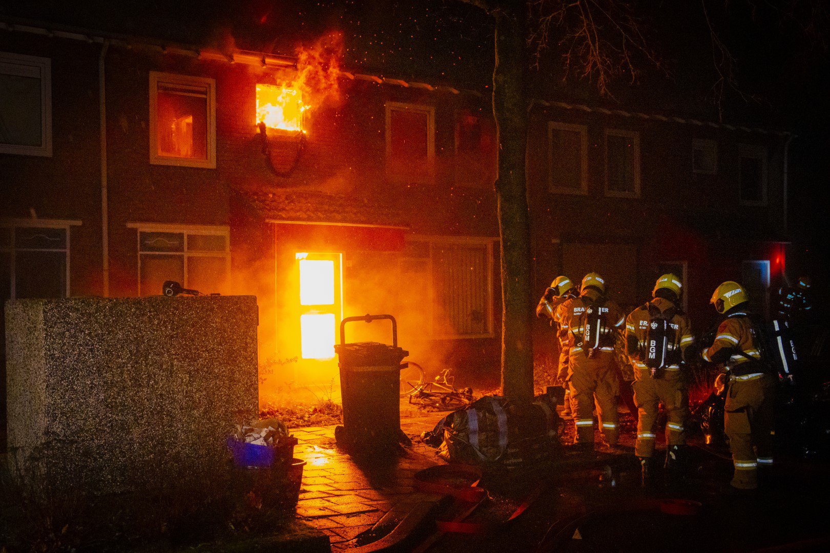 Grote brand verwoest woningen in Dieren