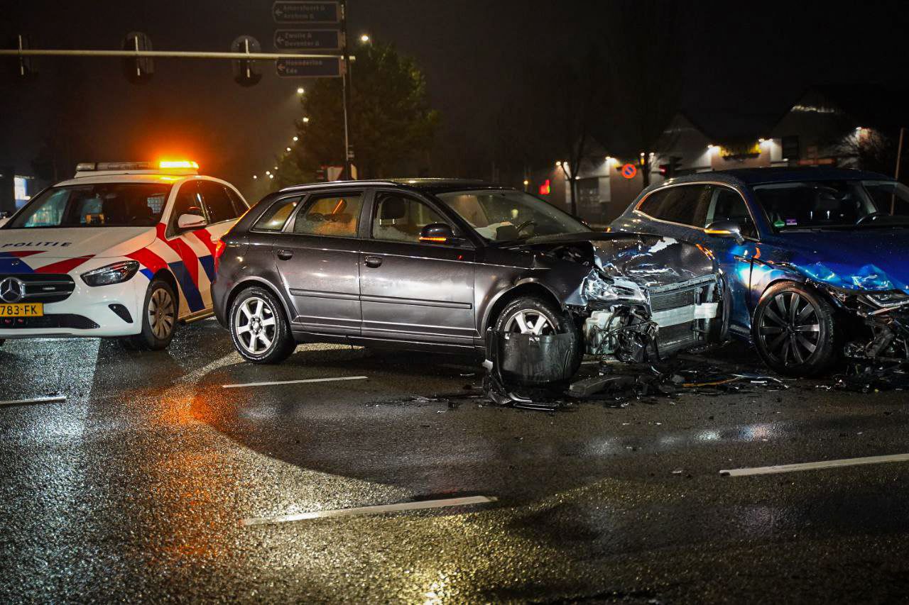 Auto’s in kreukels na frontale botsing in Apeldoorn, kinderen ongedeerd