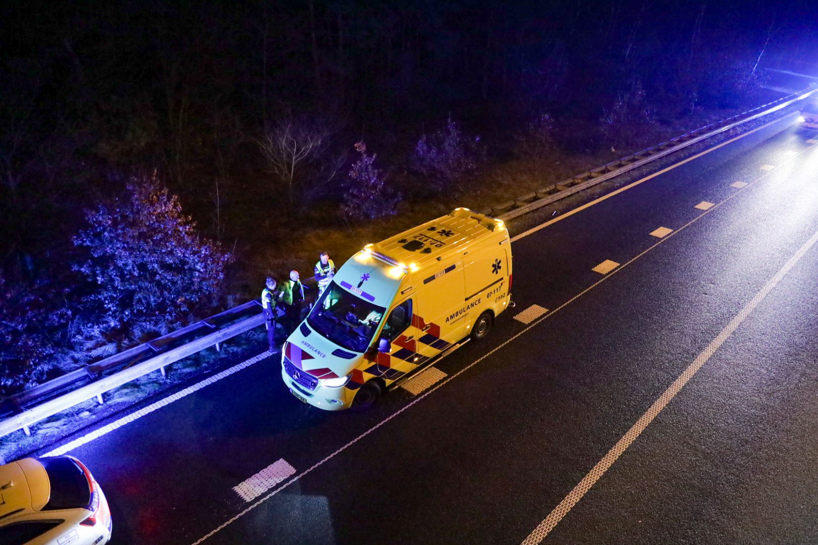 Man loopt op snelweg A50 en wordt aangereden