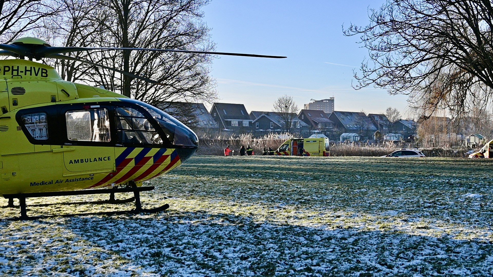 Omstanders halen man uit water en beginnen met eerste hulp in Arnhem