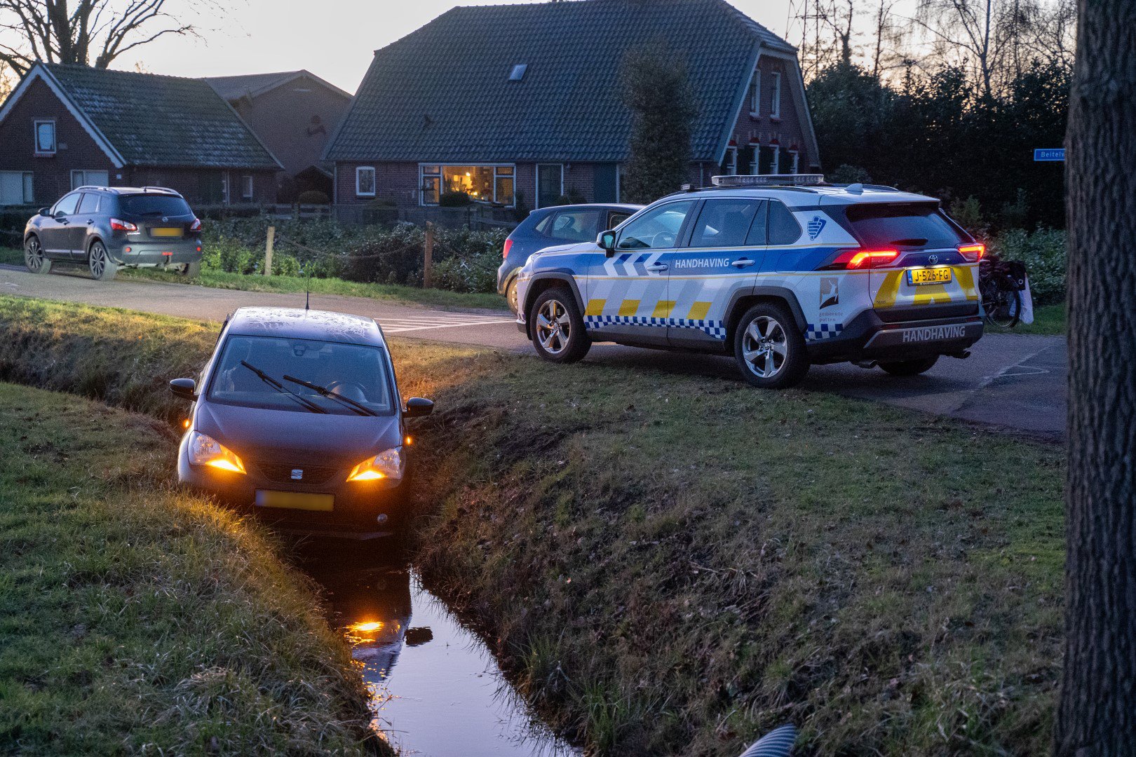 Auto belandt in sloot na botsing met bestelauto in Putten