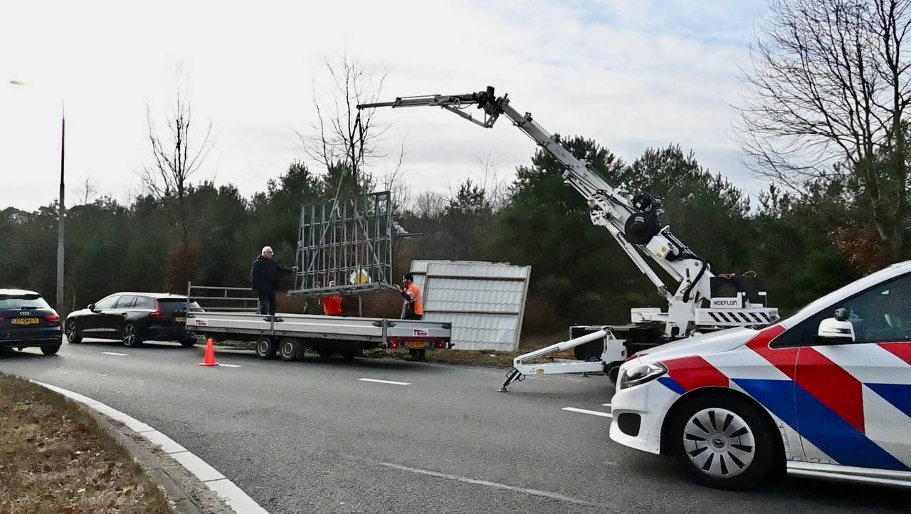 Aanhanger met tuinhuisje kantelt op Apeldoornseweg Arnhem