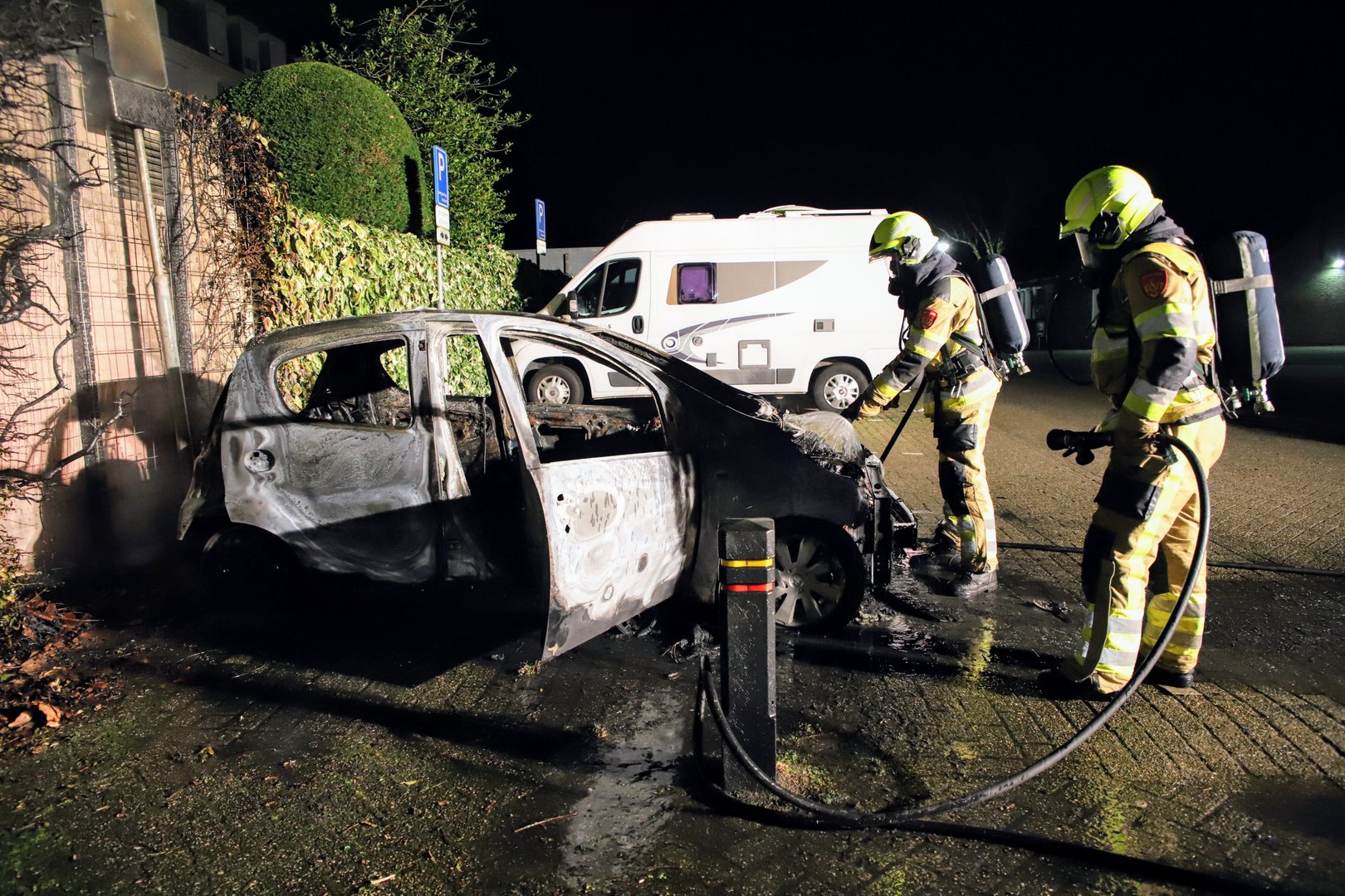 Geparkeerde auto door brand verwoest