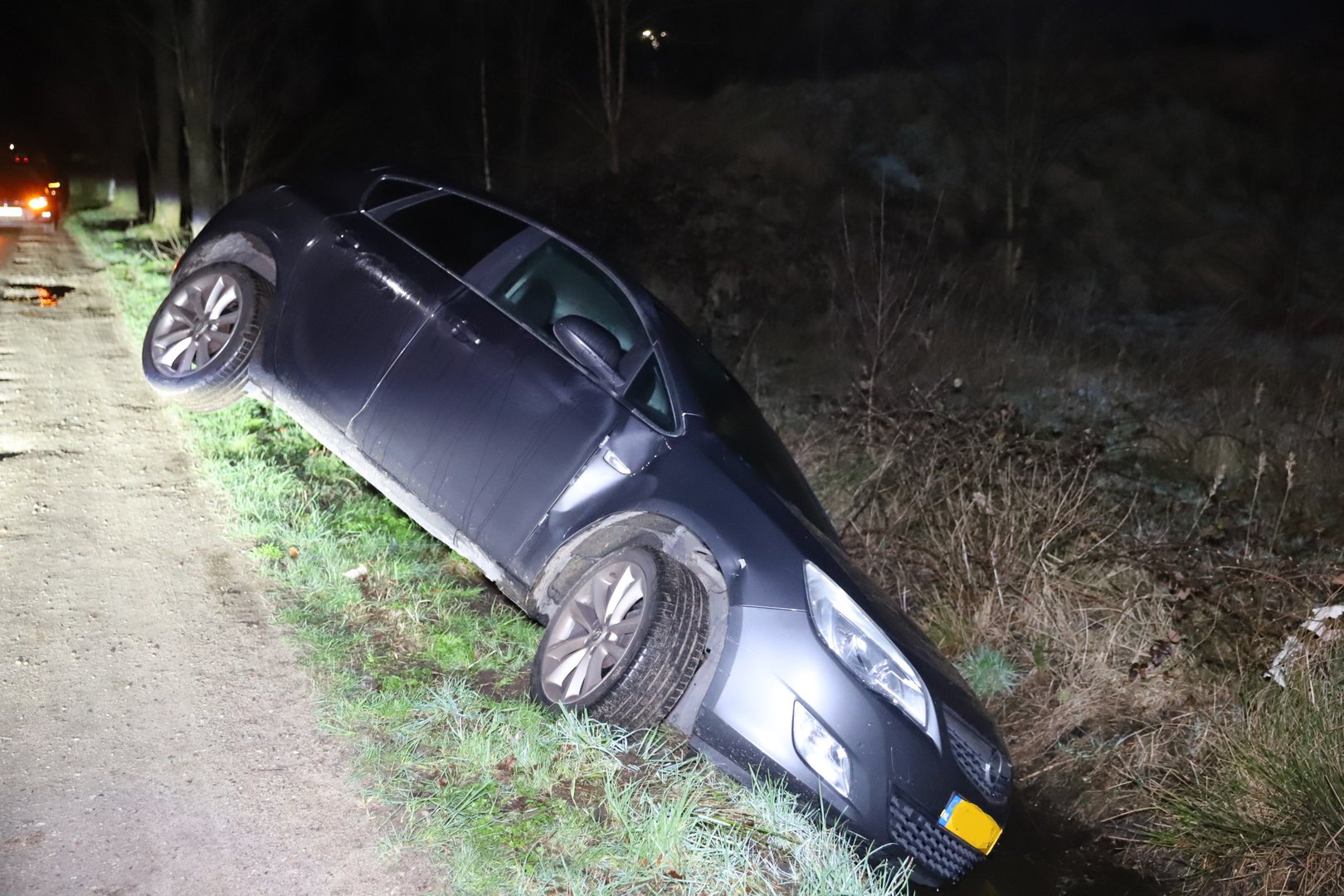 Auto belandt in sloot, automobiliste aangehouden