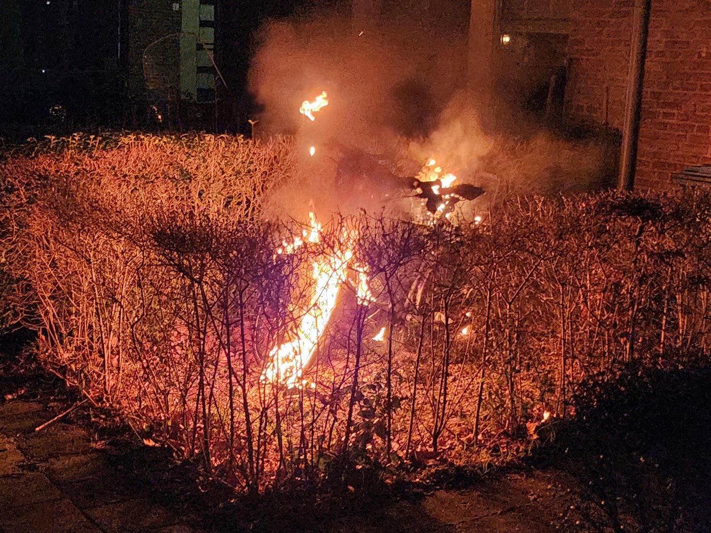 Elektrische fiets vliegt in brand in voortuin