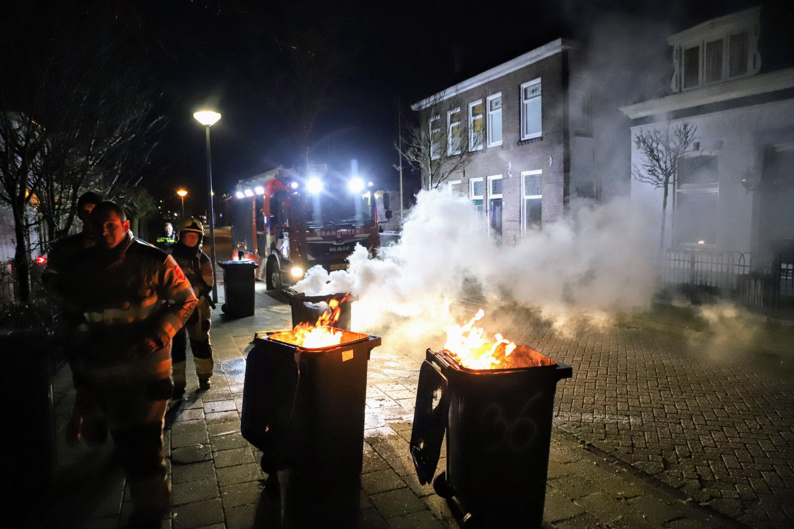 Meerdere papiercontainers in brand gestoken