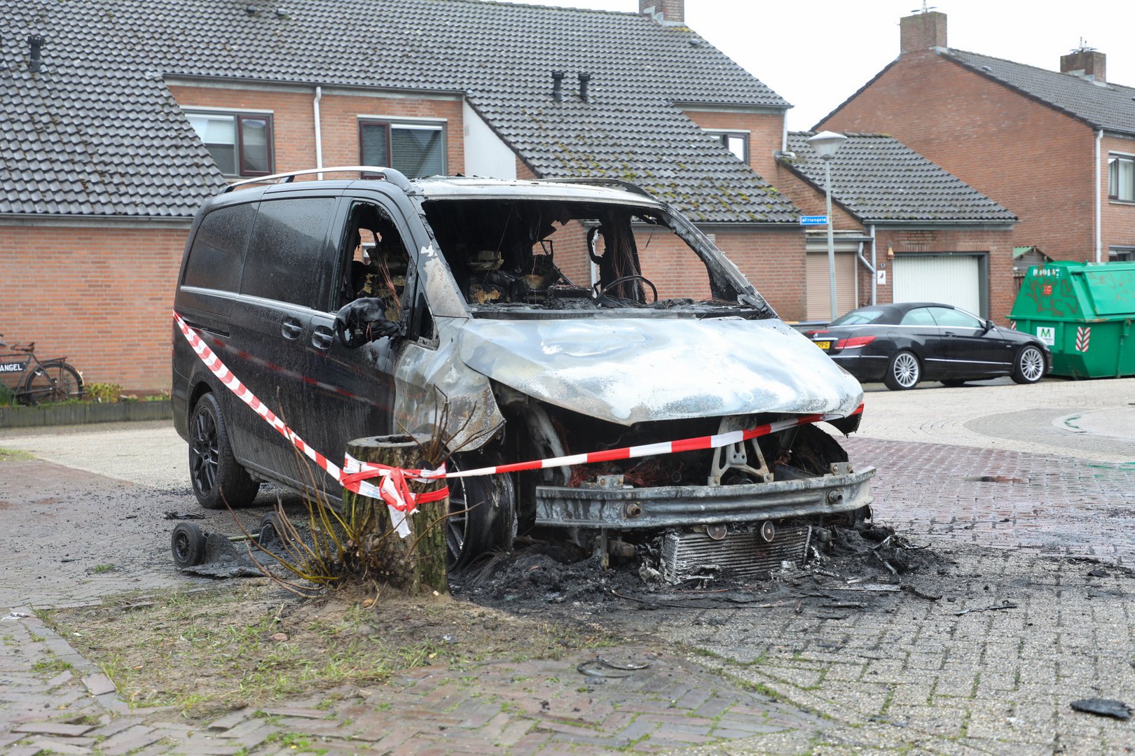 Bestelbus uitgebrand, politie onderzoekt oorzaak