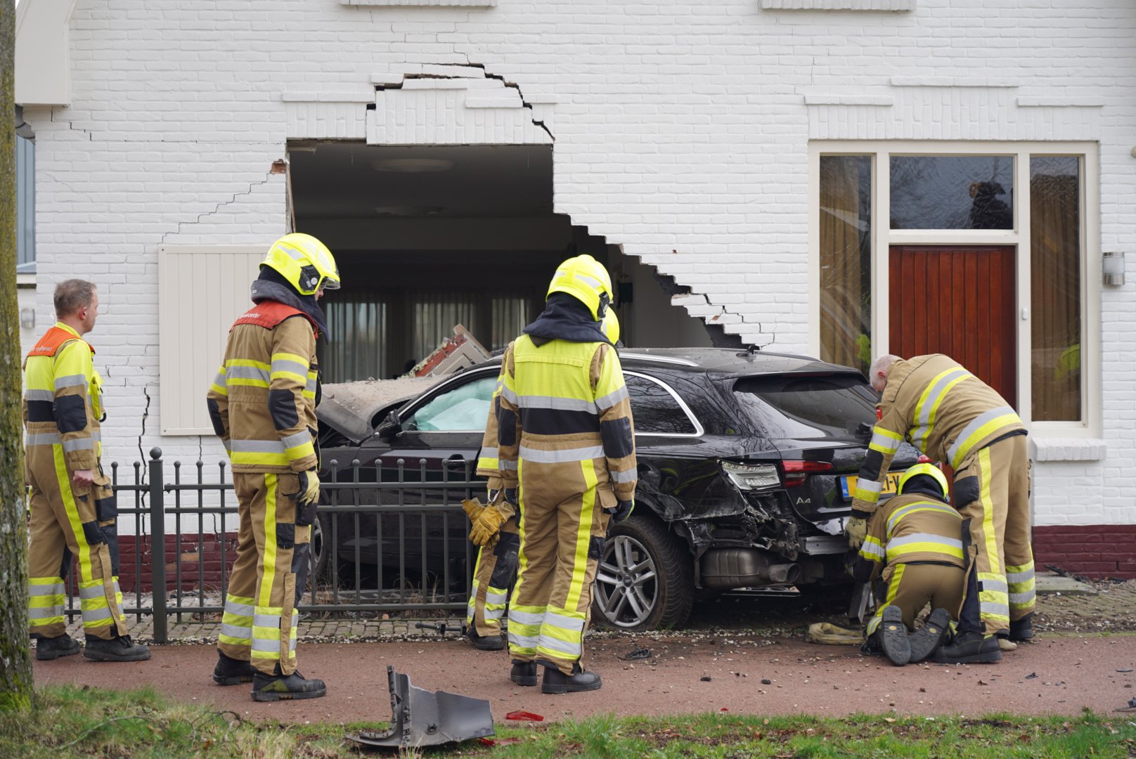 Automobiliste verliest macht over stuur en rijdt woning binnen