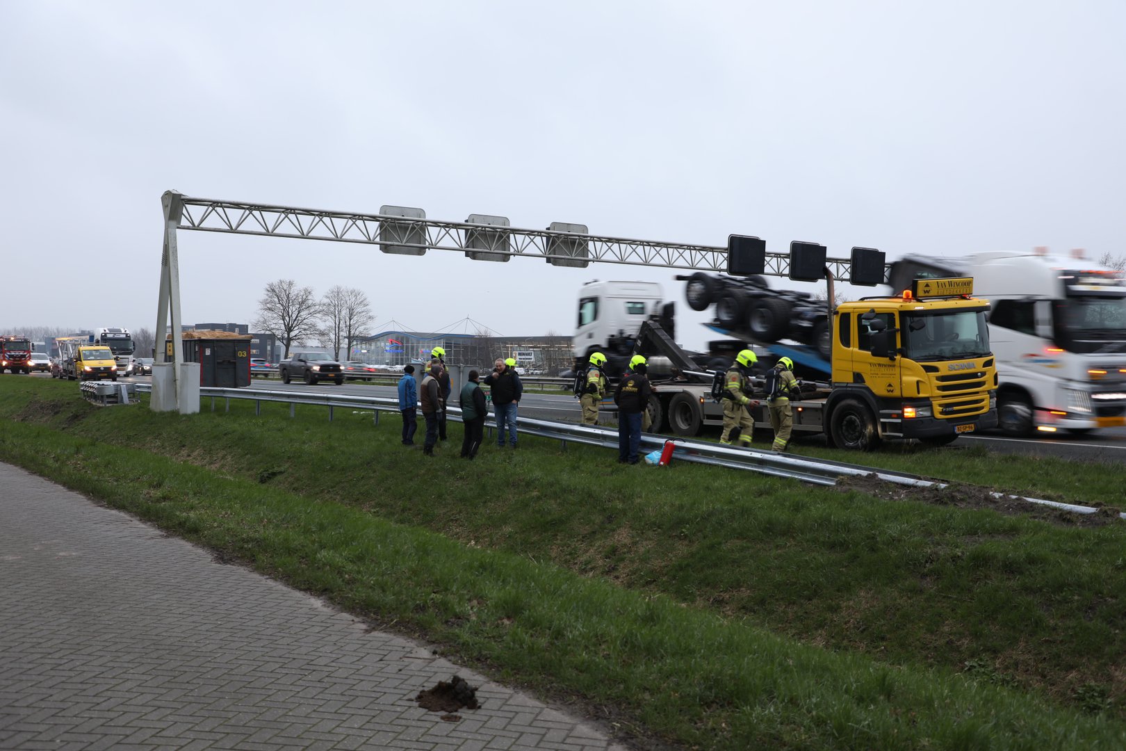 File op snelweg A28 door brand in vrachtwagen