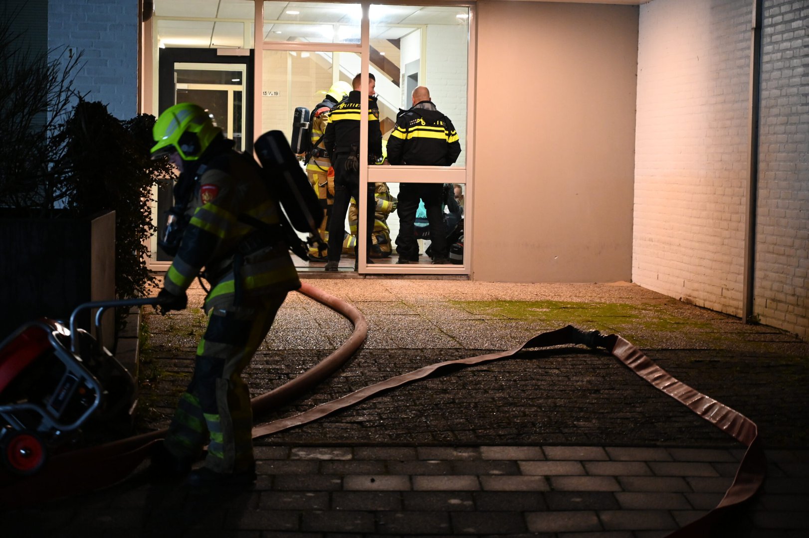 Brandweer haalt persoon uit woning tijdens woningbrand