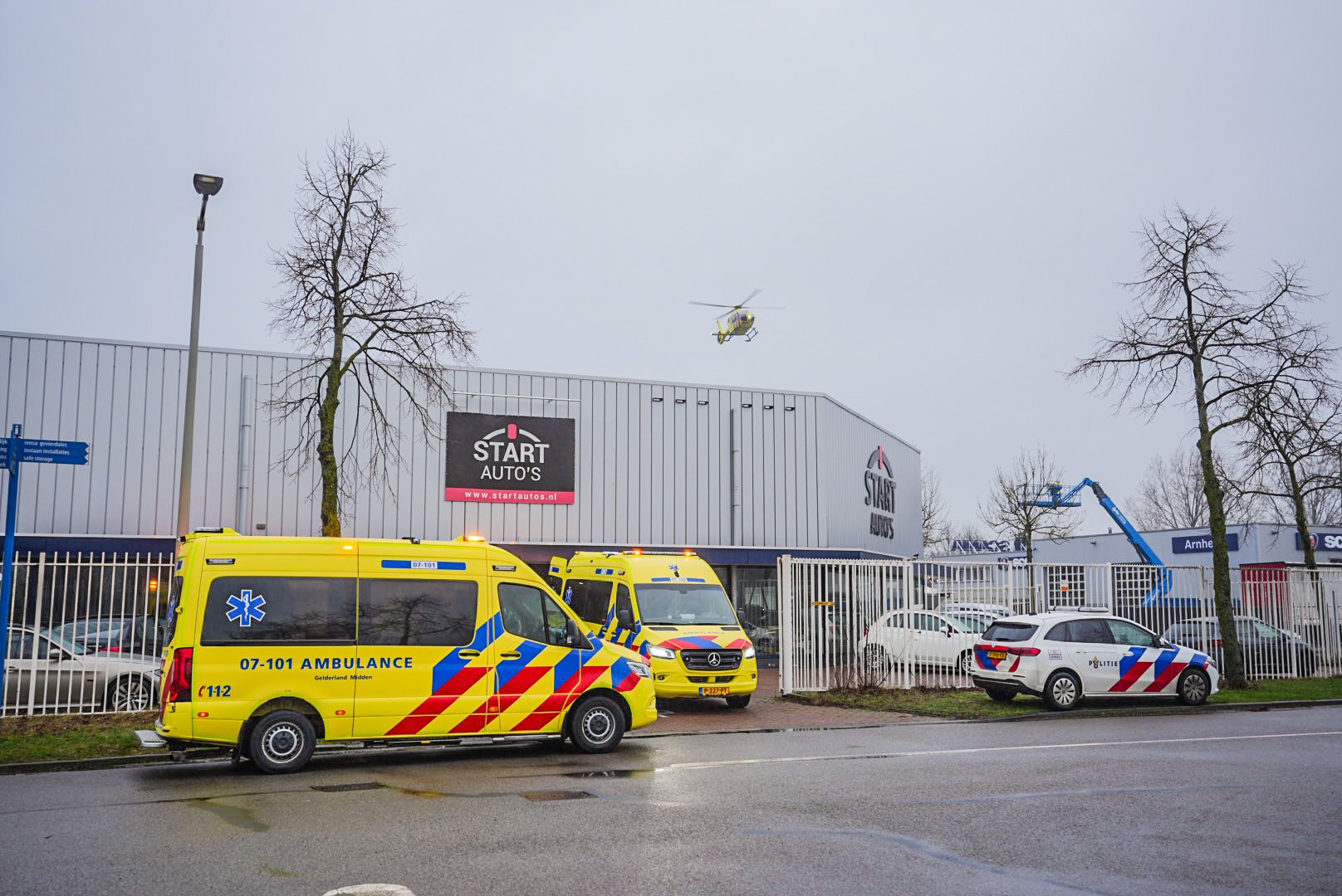 Gewonde bij ongeluk Arnhem, traumahelikopter landt langs A325