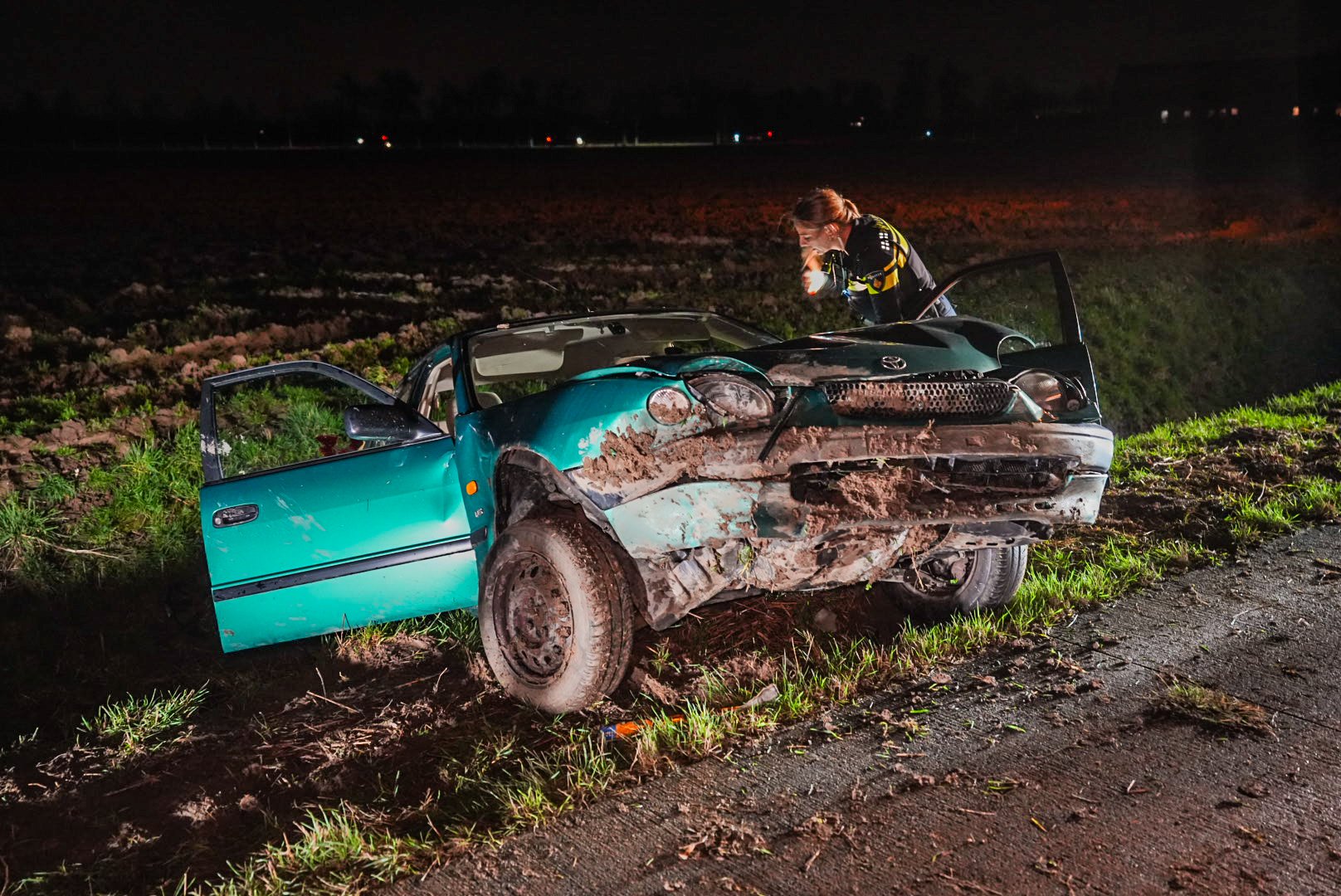 Automobiliste crasht in greppel