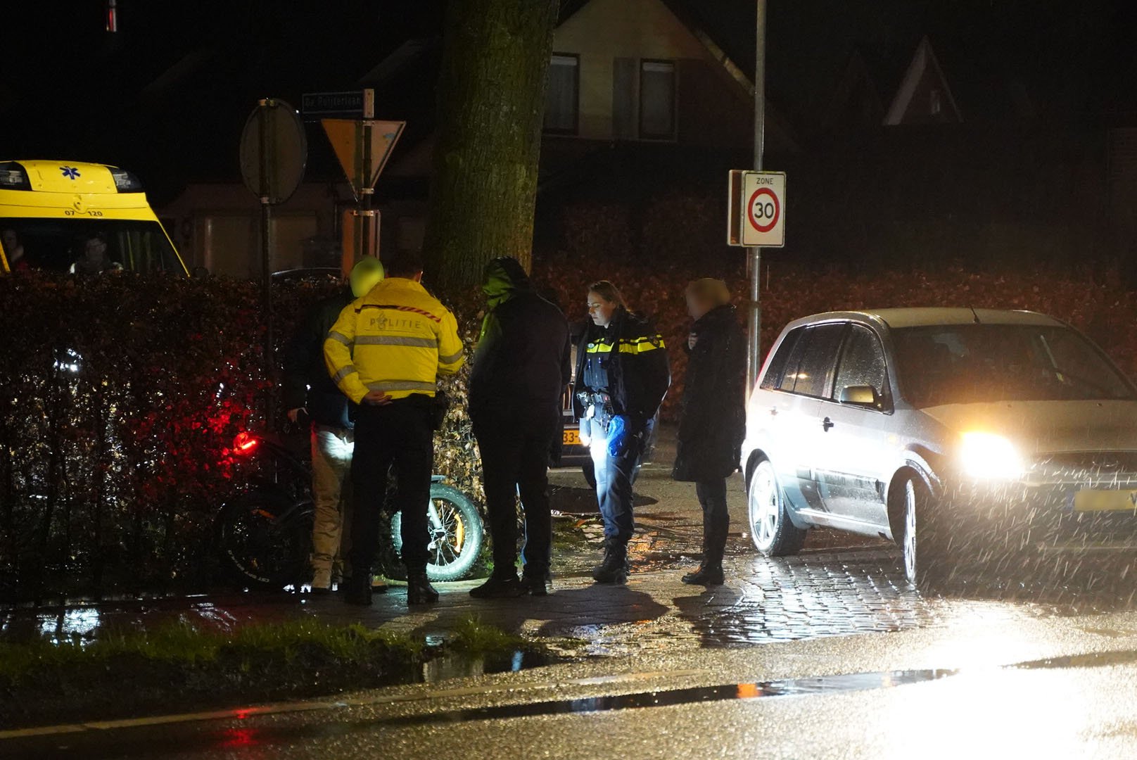 Automobilist ziet bromfietser over het hoofd in Voorthuizen