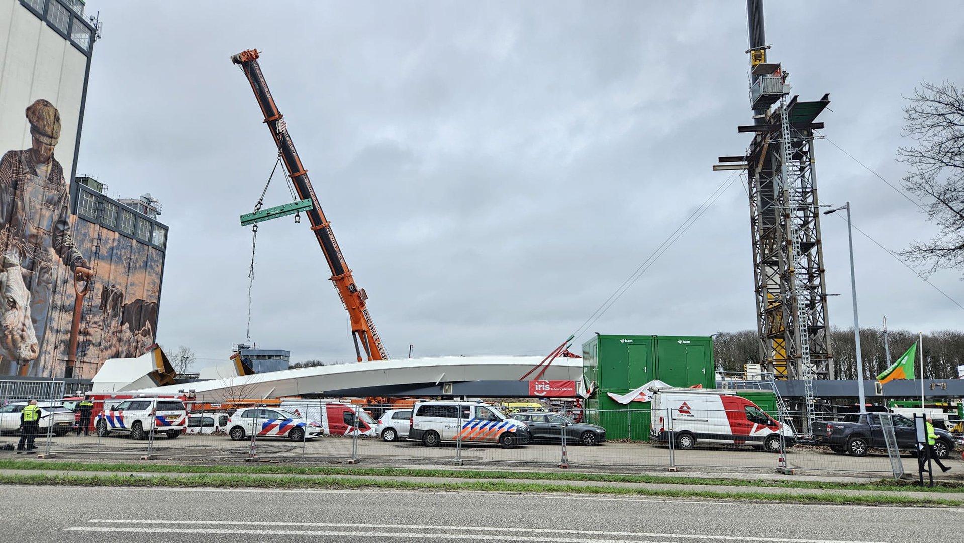 Twee doden bij instorting brugdeel op bouwplaats in Lochem