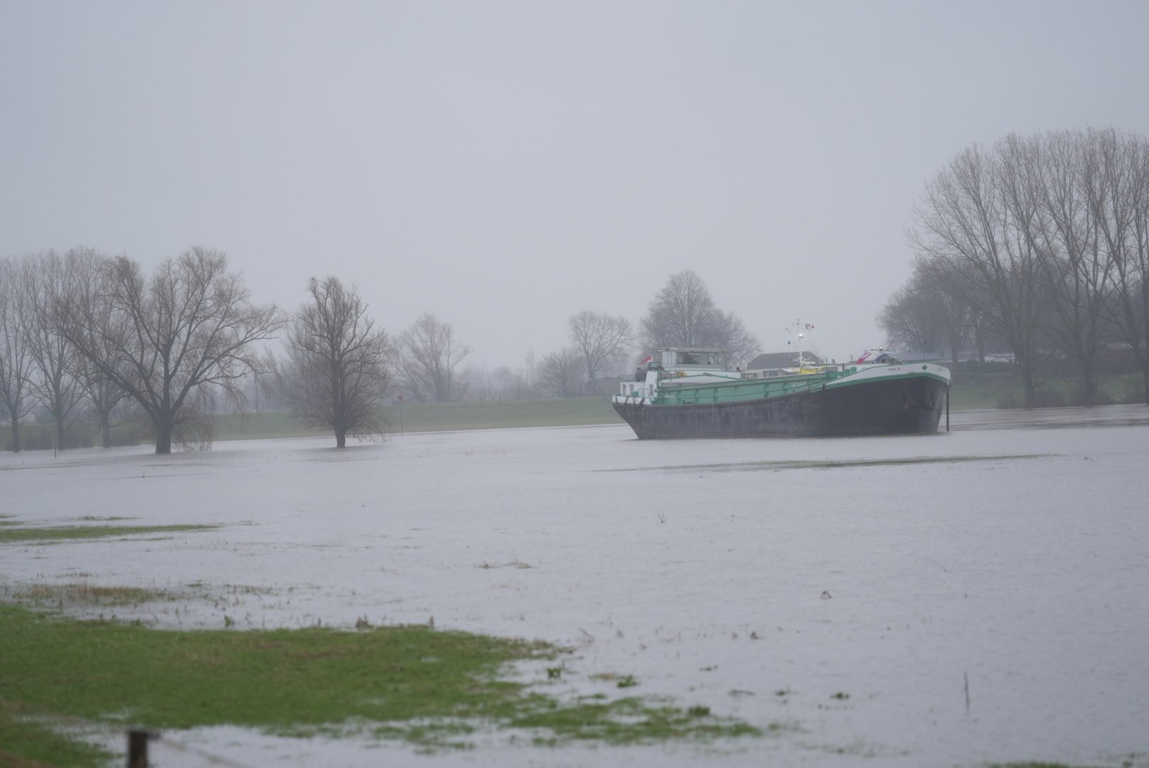 Schip loopt vast in weiland bij Rheden