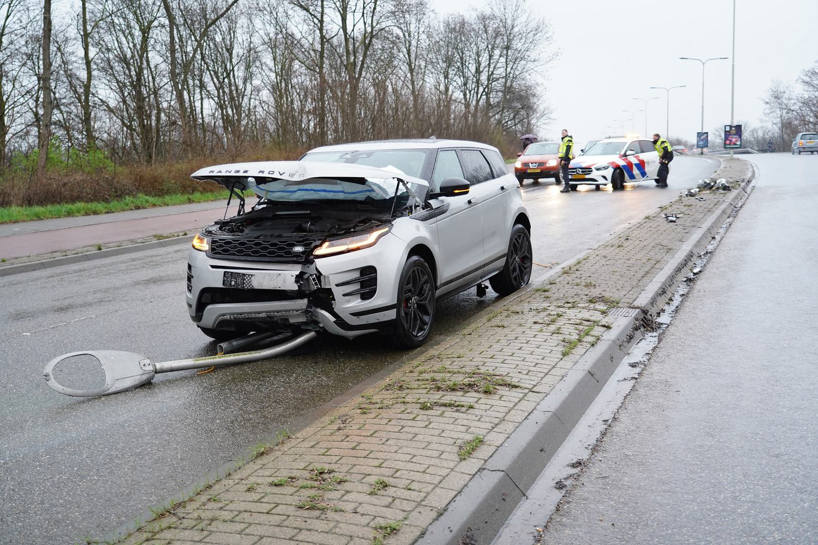 Automobilist rijdt lichtmast uit de grond