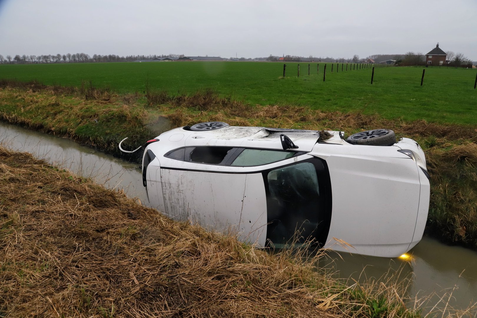 Automobilist verliest macht over stuur en belandt in sloot