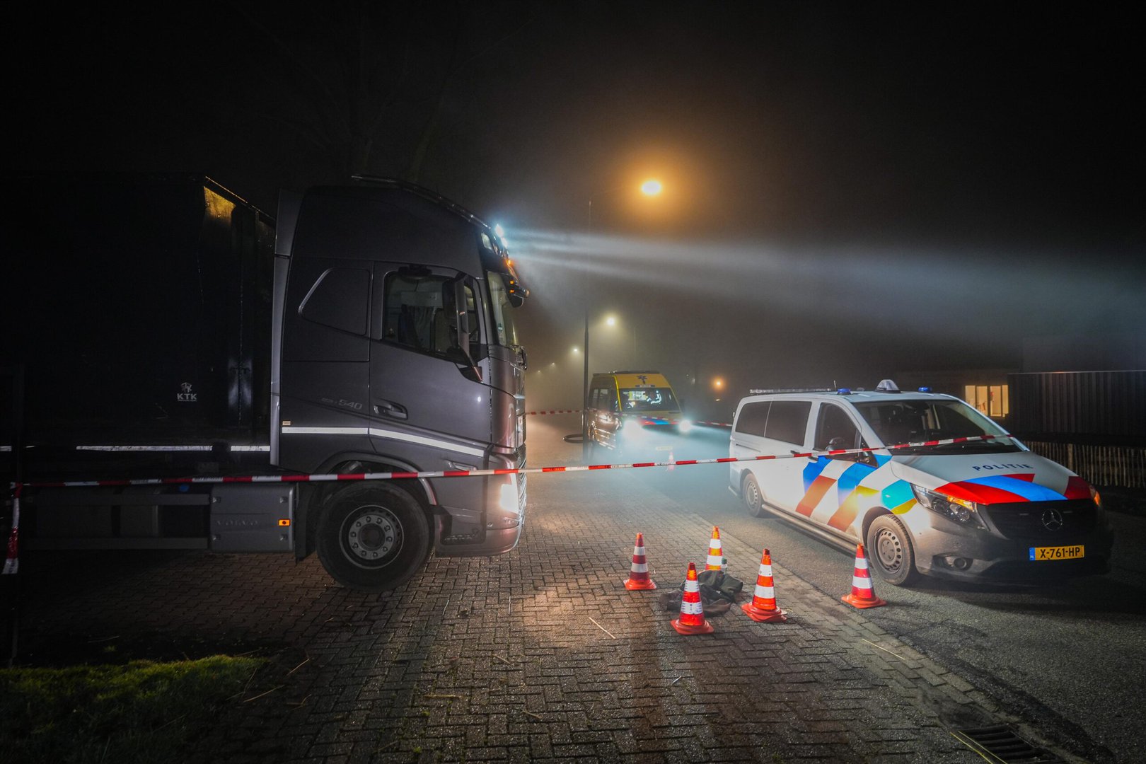 Vrachtwagenchauffeur gaat in gevecht met overvallers en raakt gewond