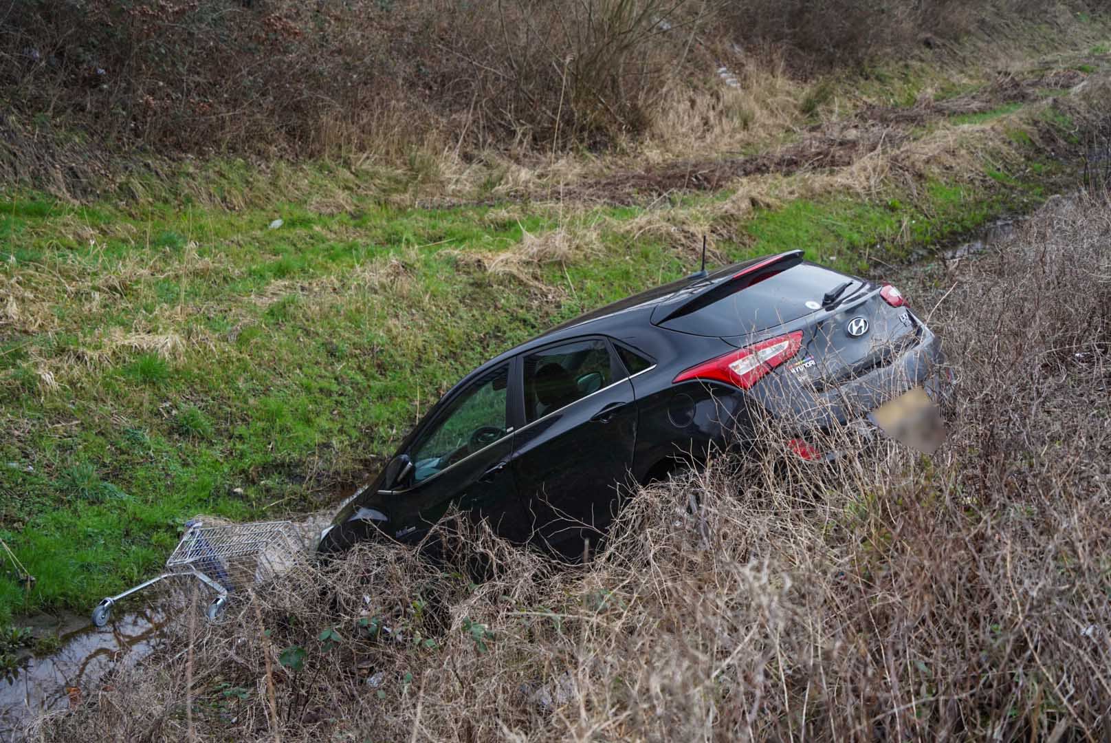 Automobiliste vergeet handrem, auto rolt van talud in Arnhem