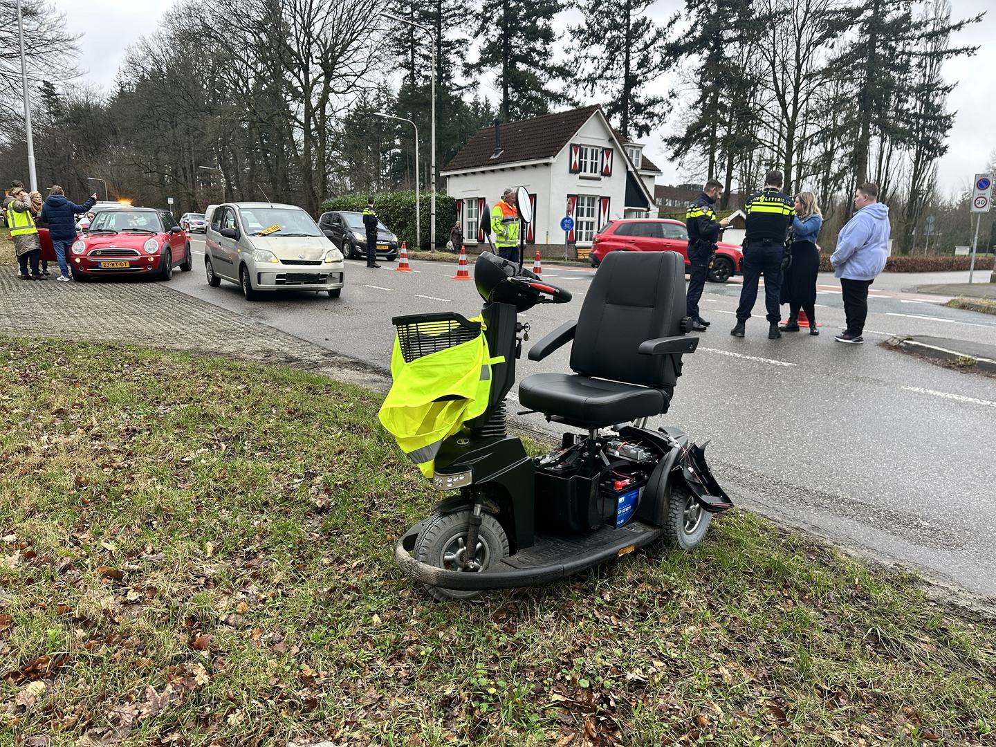 Man op scootmobiel gewond na botsing met auto