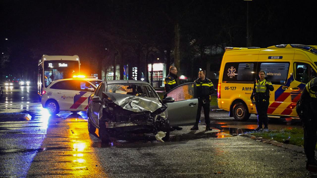 Automobilist gewond na botsing met bestelbus