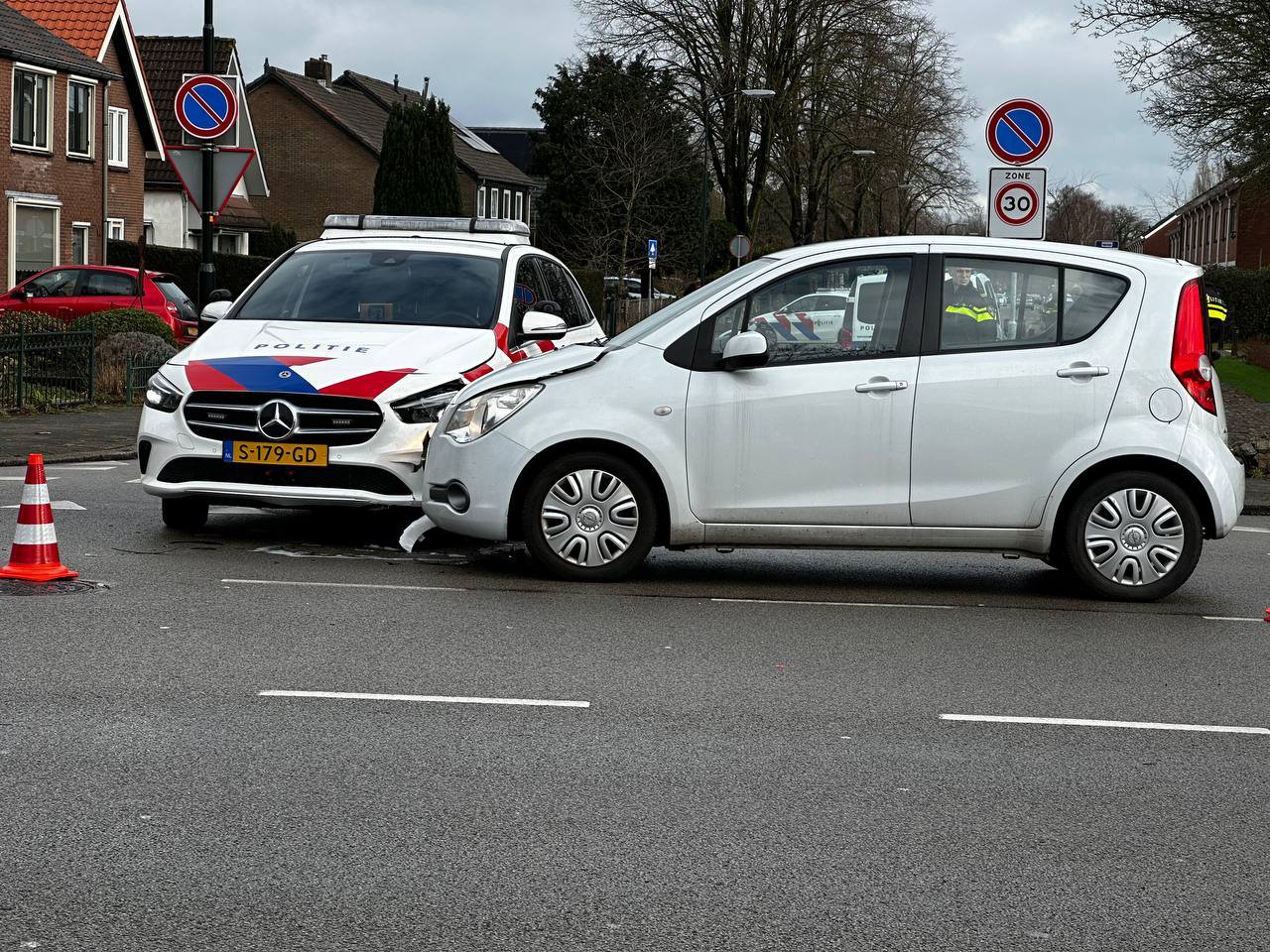 Politiewagen komt in botsing met auto op kruising