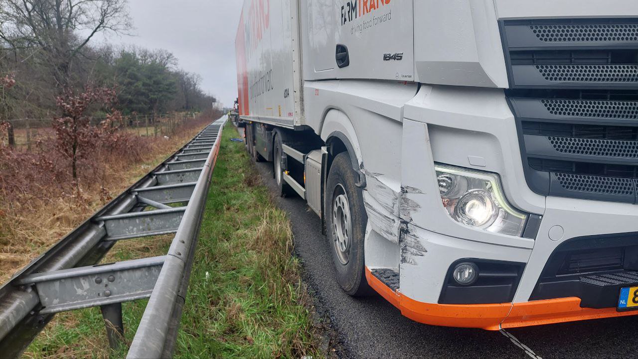 File op A50 door ongeval met vrachtwagen