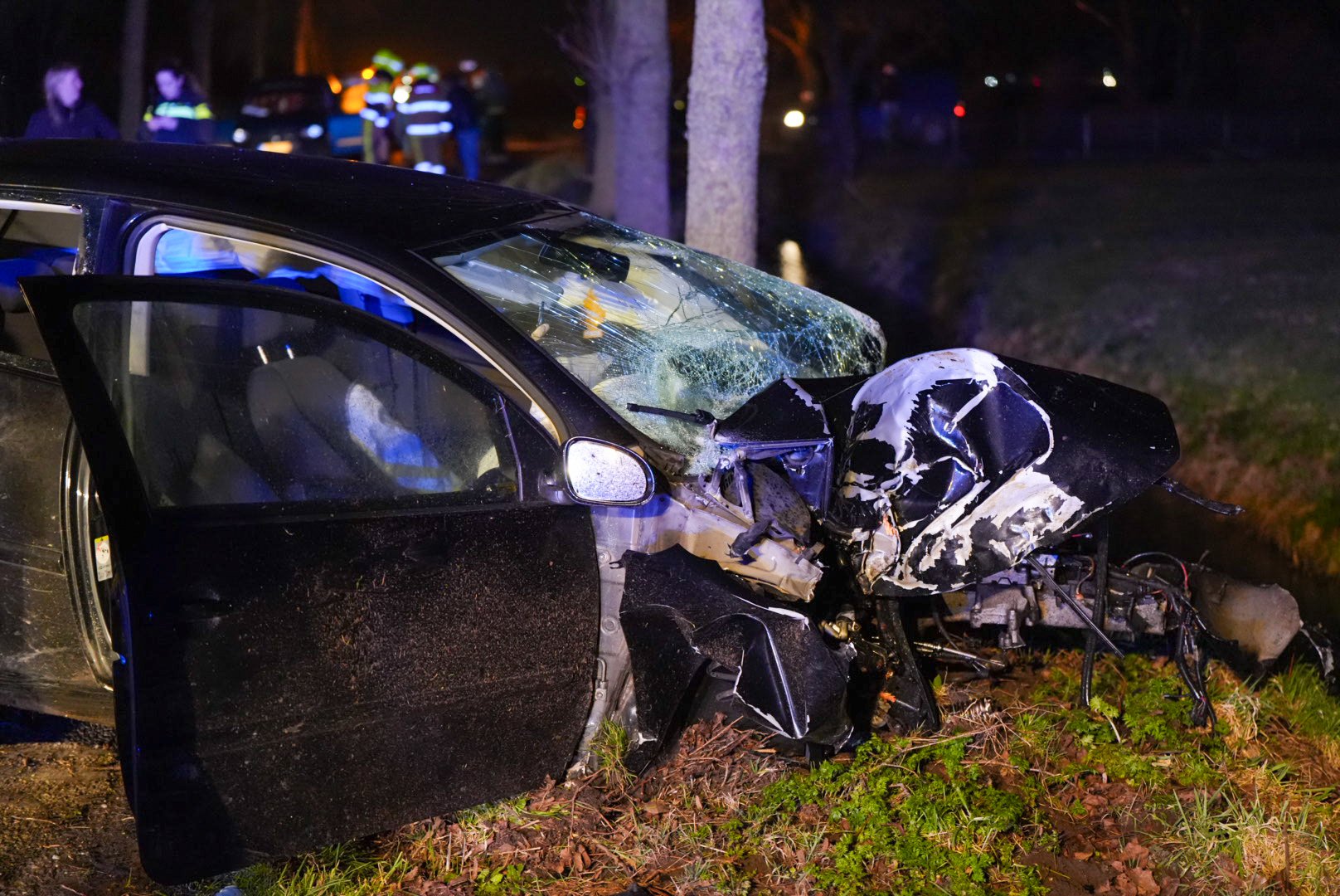 Auto botst tegen boom, twee gewonden naar ziekenhuis