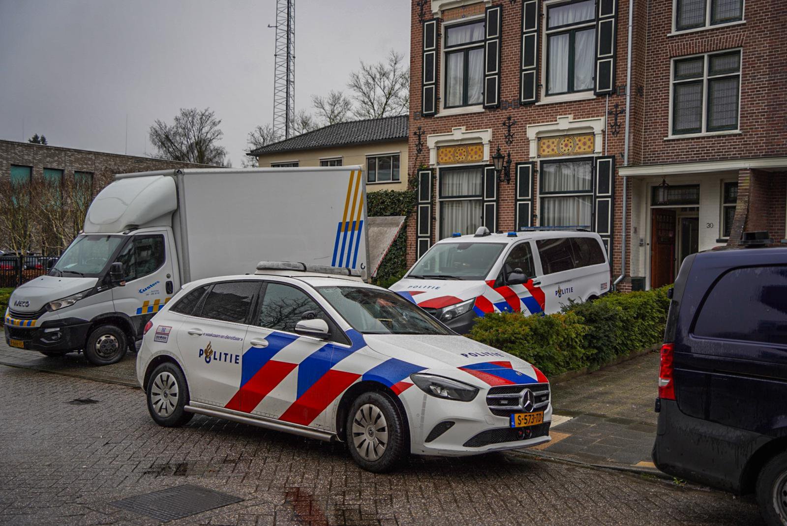 Grote hennepkwekerij aangetroffen in pand naast politiebureau