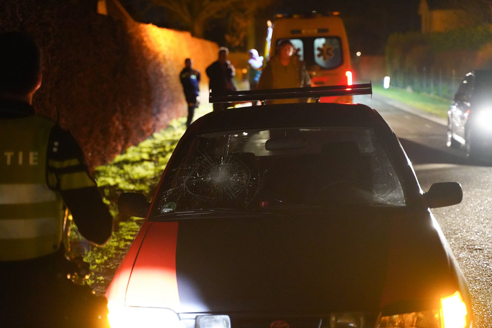 Wandelende vrouw geschept door auto