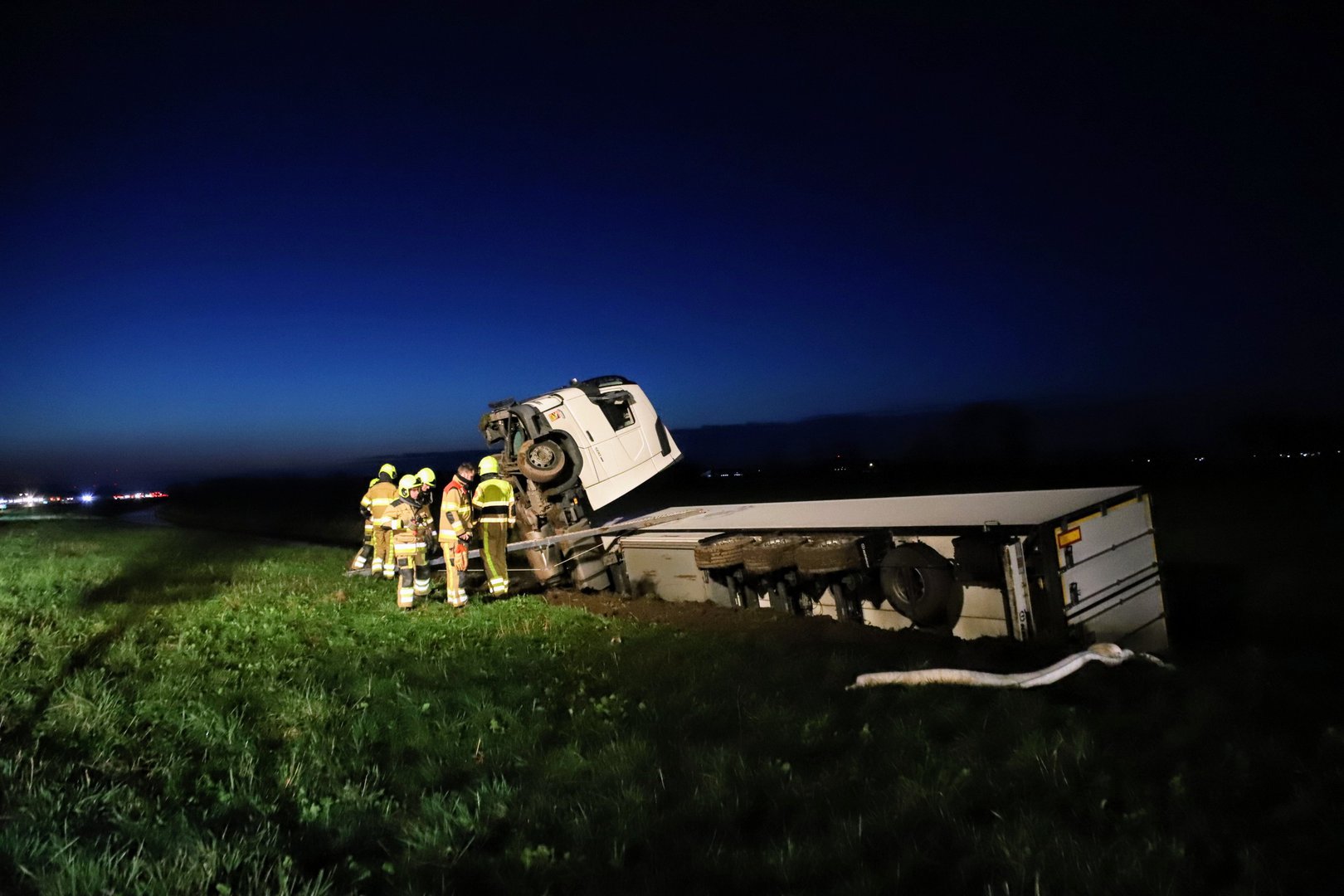 Vrachtwagen met melk belandt in sloot naast snelweg