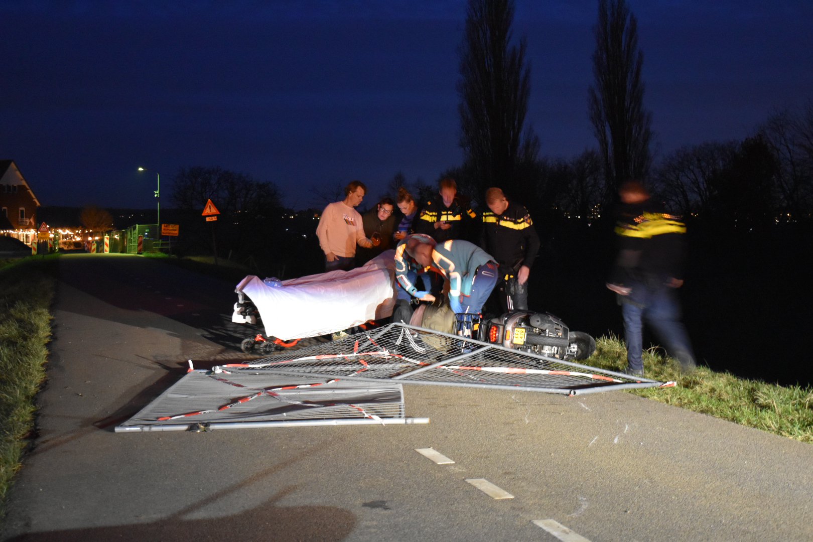 Man op scooter rijdt dwars door wegafzetting en raakt gewond