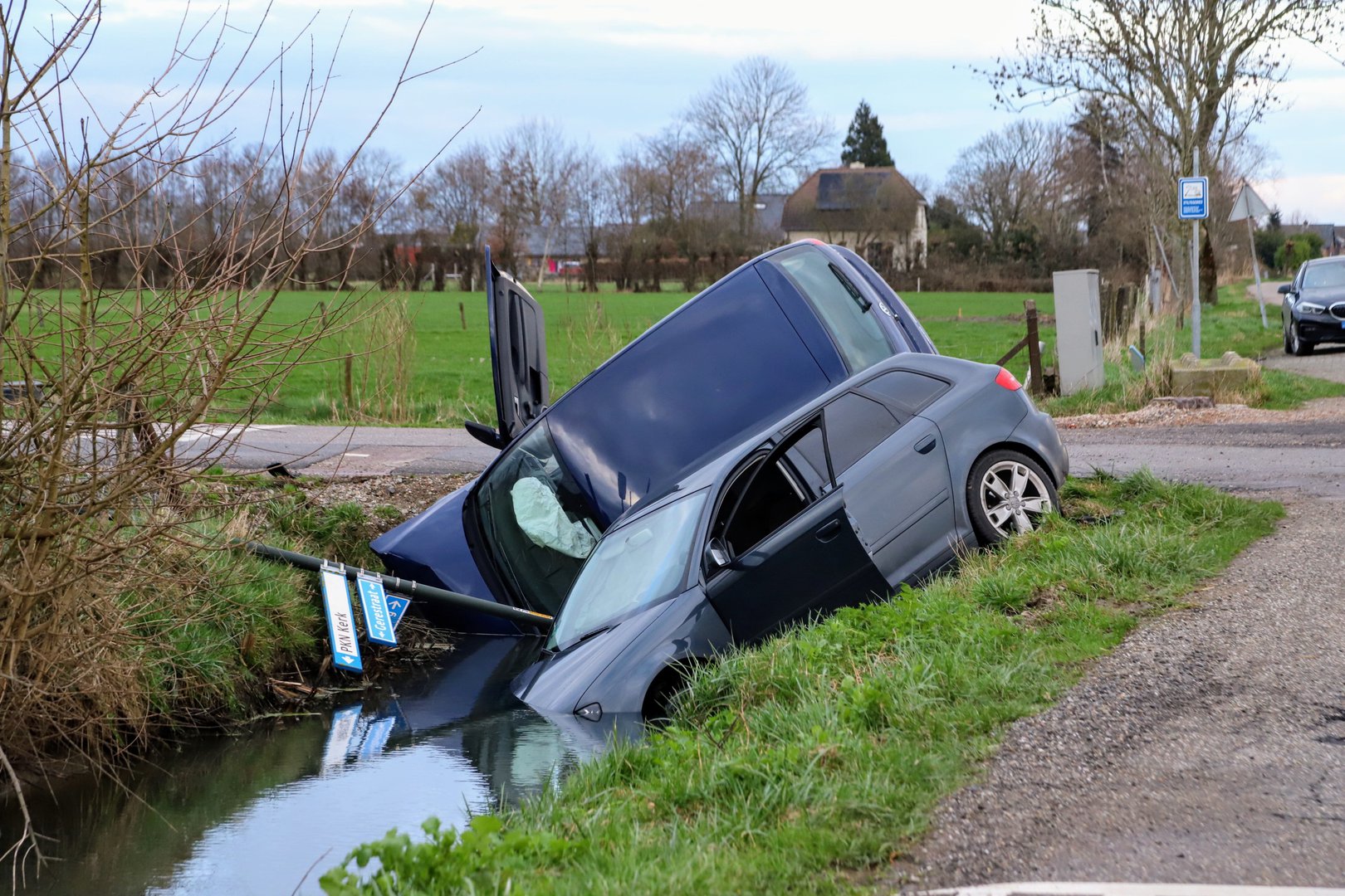 Auto’s belanden in sloot na voorrangsfout in Heesselt