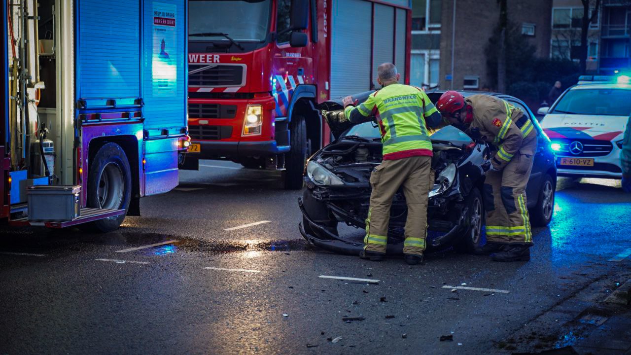 Brandweer moet bestuurder uit wrak bevrijden bij botsing in Apeldoorn