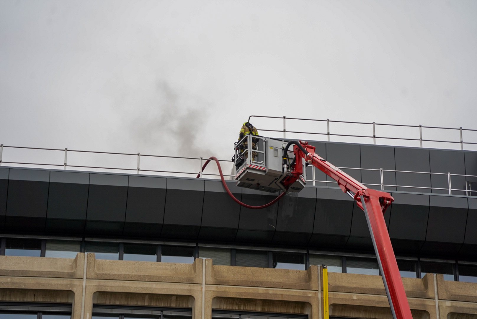 Brand uitgebroken bij belastingkantoor in Arnhem