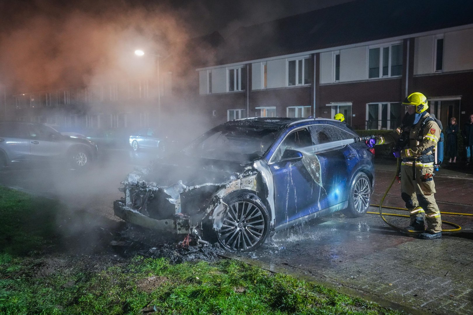 Geparkeerde auto door brand verwoest, politie onderzoekt brandstichting