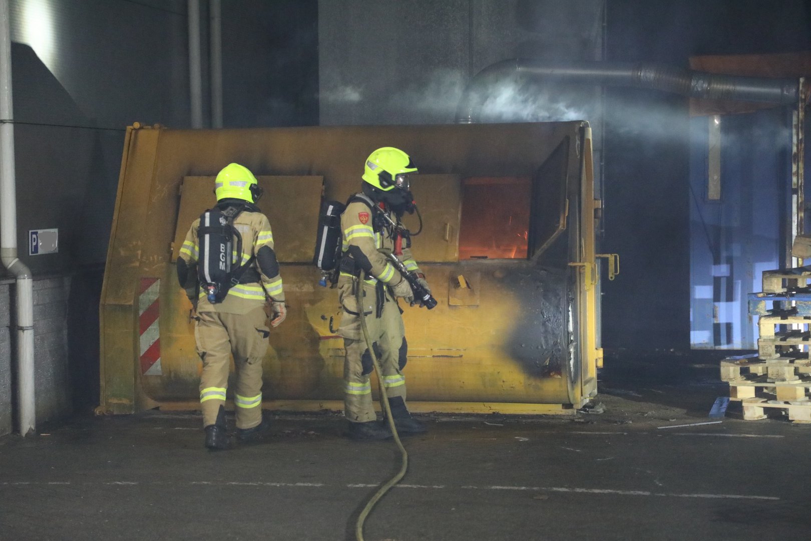 Container vliegt in brand bij houtbewerkingsbedrijf