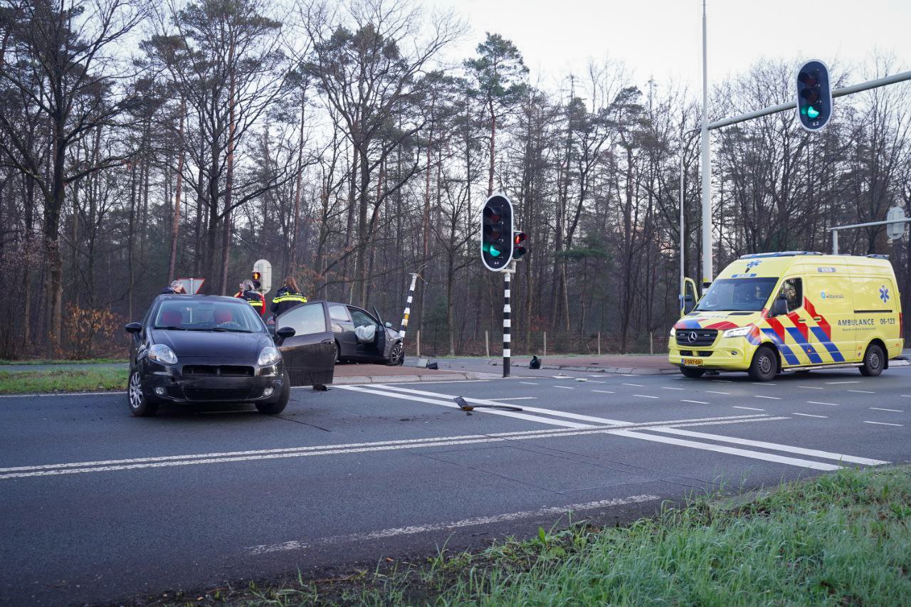 Veel schade na ongeval, slachtoffer in ambulance behandeld