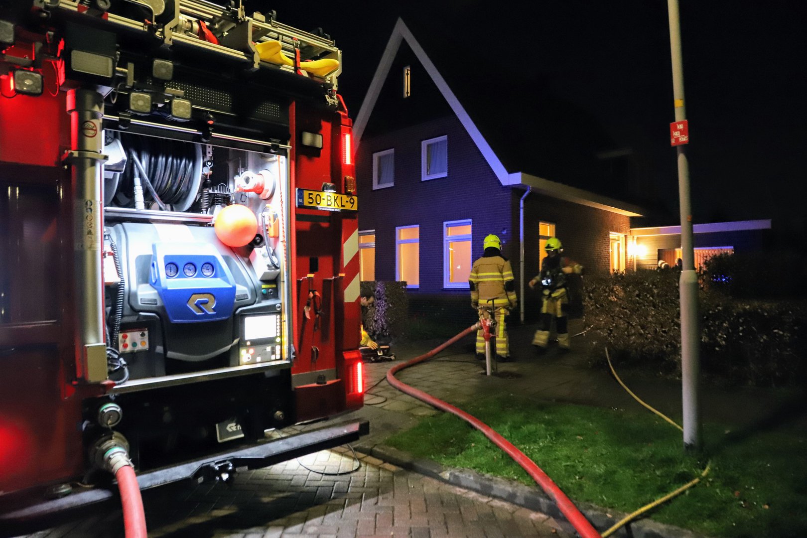 Bewoners ontdekken bij thuiskomst brand op zolder