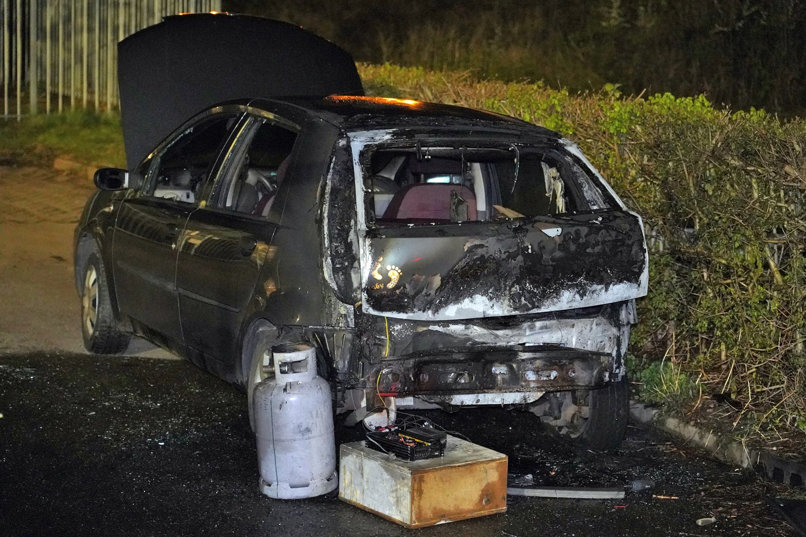 Auto door brand verwoest, politie onderzoekt oorzaak