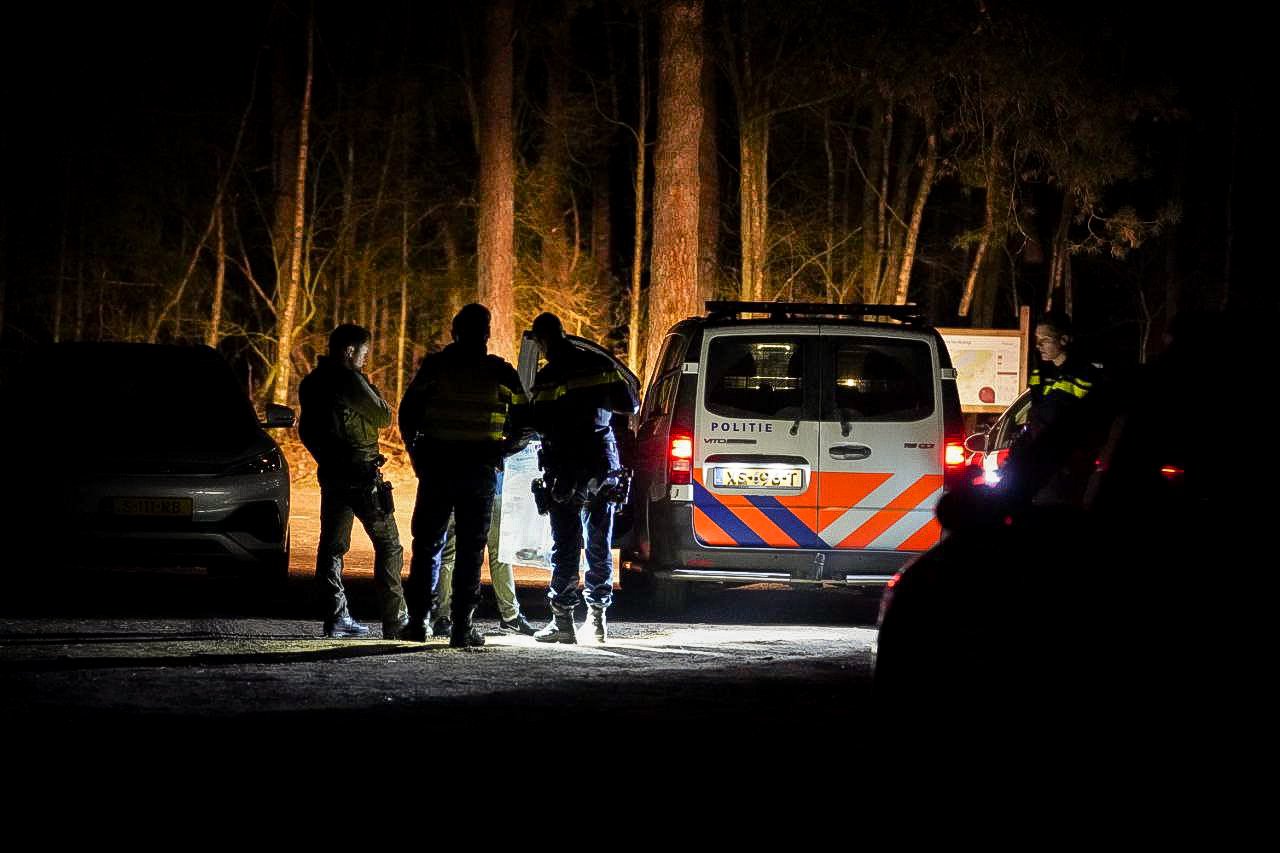 Man overvallen op parkeerplaats in bosgebied