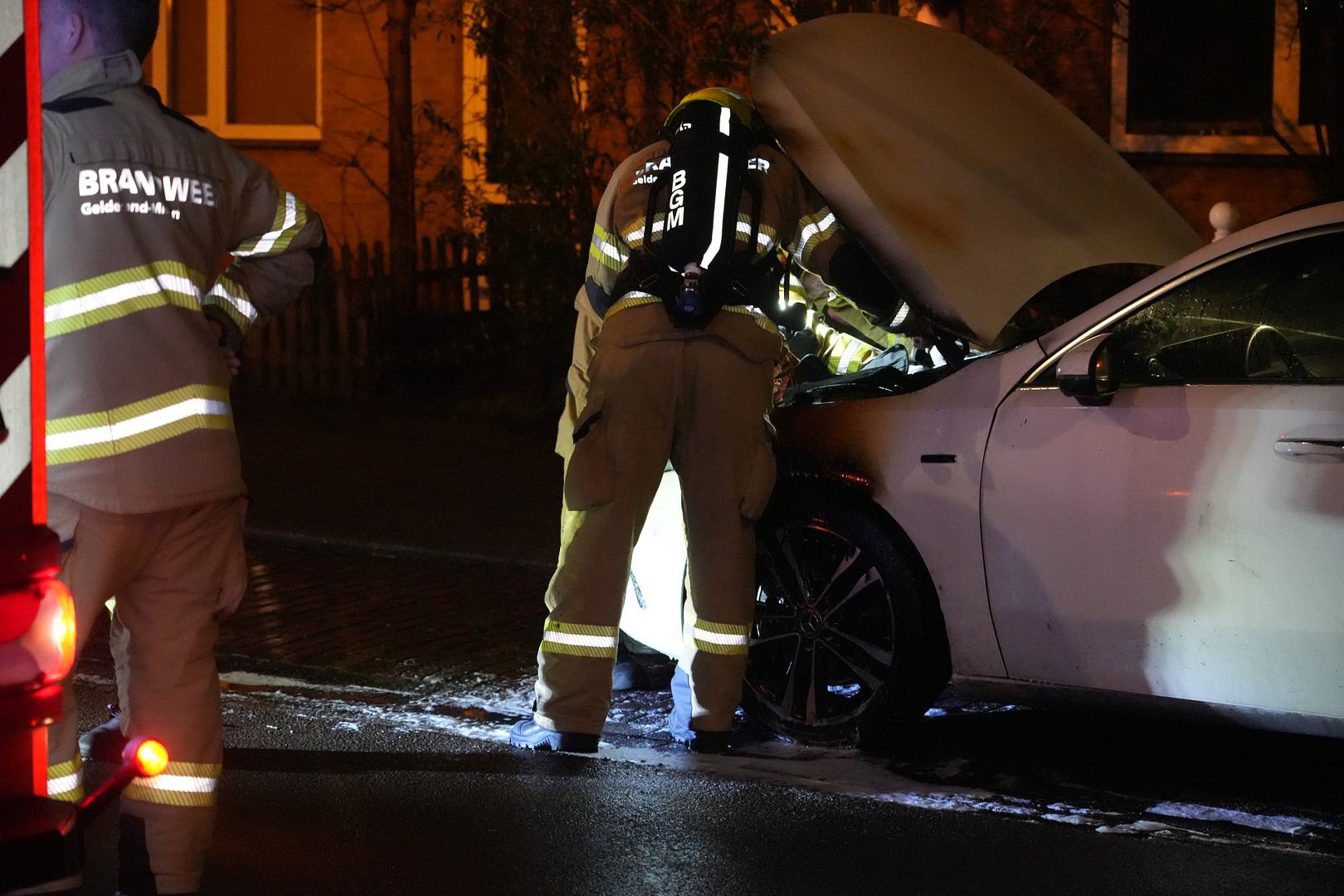 Auto vliegt in brand in Arnhemse wijk Laar West